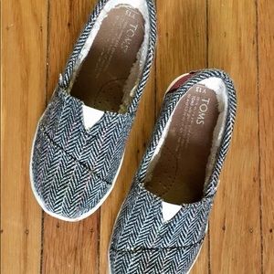 💰SOLD LOCAL💰 TOMS brand kids shoes